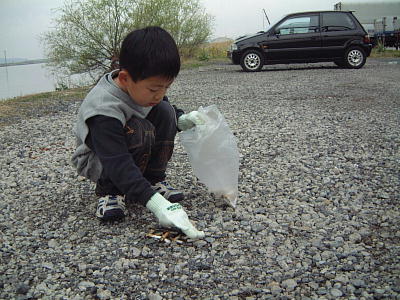 ポイ捨てタバコ拾い中