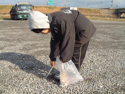 タバコのポイ捨てを拾う事務局長