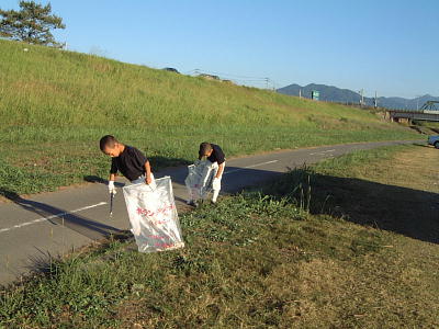 タバコのポイ捨て拾い