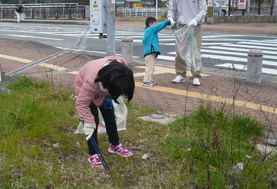 ゴミ拾いのちびっこボランティア