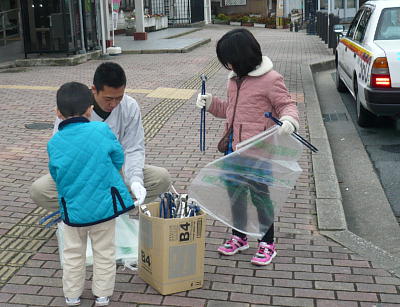 準備をするちびっこボランティア