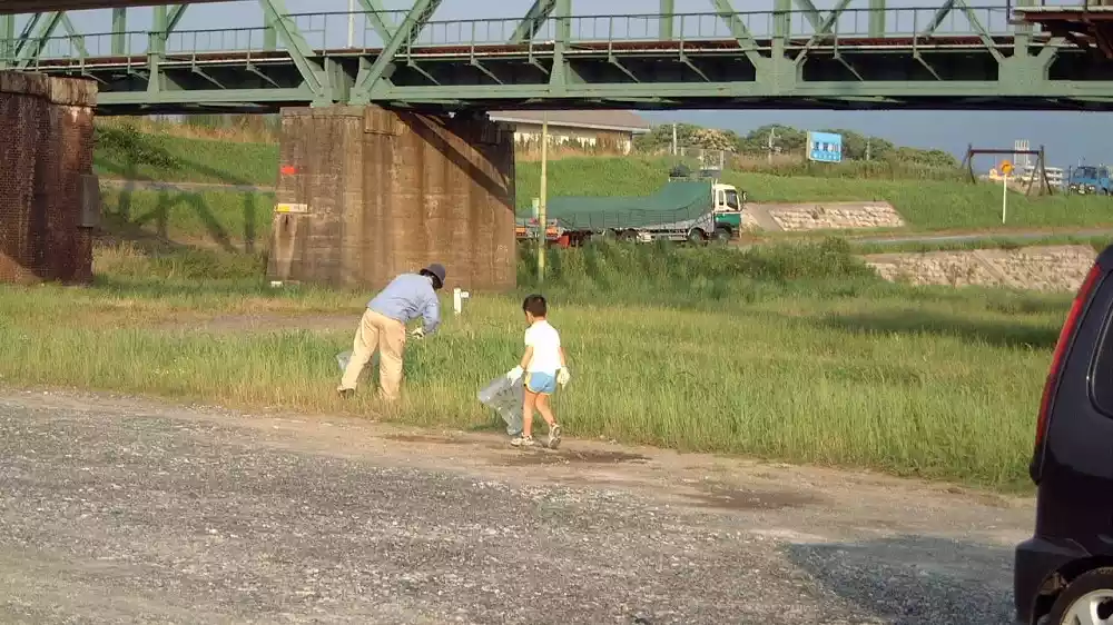 母子でゴミ拾いスタートの写真
