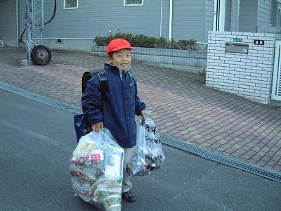登校時ゴミだしの事務局長の写真