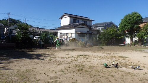 Sさんが草刈り機で刈っている写真