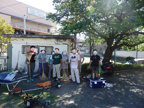 集合写真。8名の方が写っています。