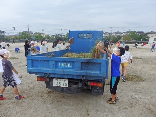 除草作業。トラックへの積み込みの様子