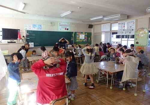 1年生:地域の方とカルタ遊び