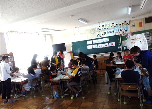 3年生:地域の方と入浴剤作り