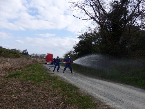 延焼防止のため放水