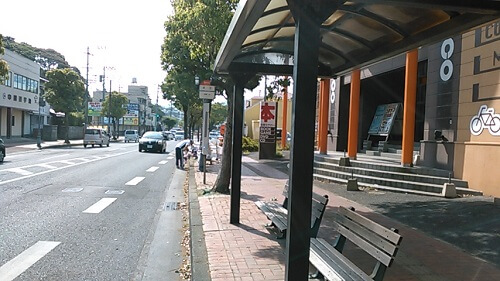 ブックエコ中間店前のバス停の清掃