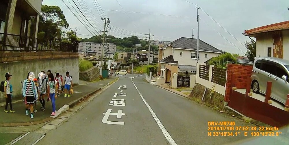 先の三差路で左折。