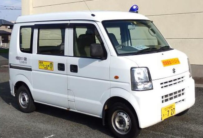 青色パトロールカー、軽の箱バンに青色回転灯を設置した写真