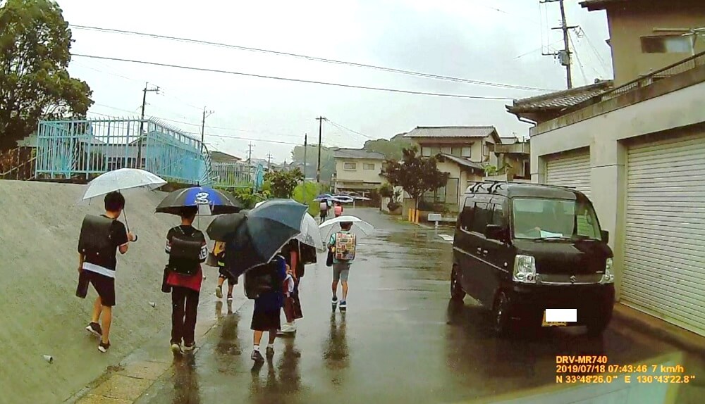 雨の中、登校の様子