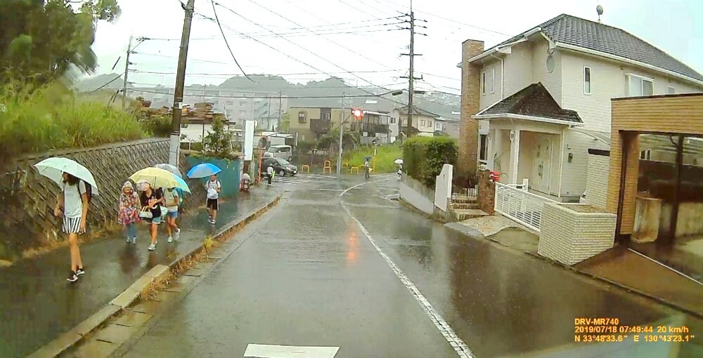 雨の中、登校の様子