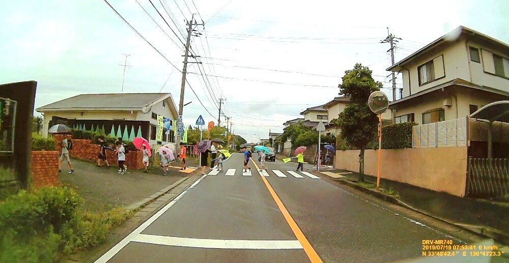 雨の中、登校の様子