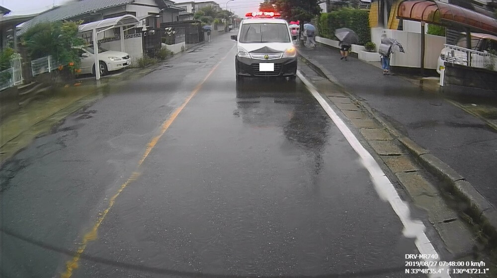 青パトの後ろを走行するミニパトの写真