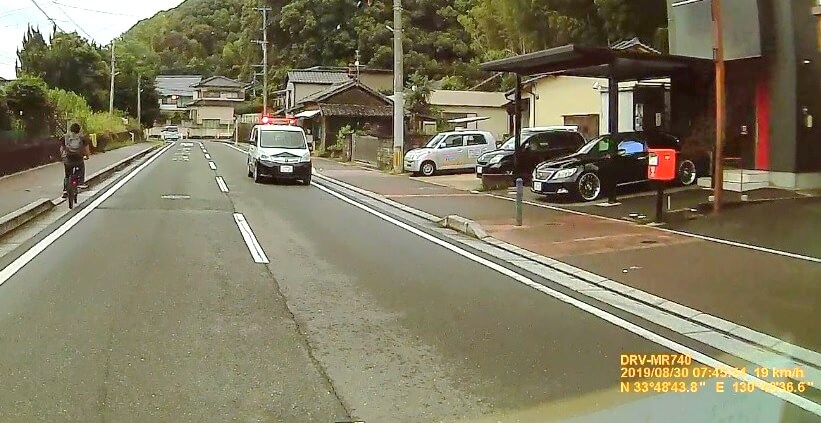 赤色灯を回しているミニパトの写真