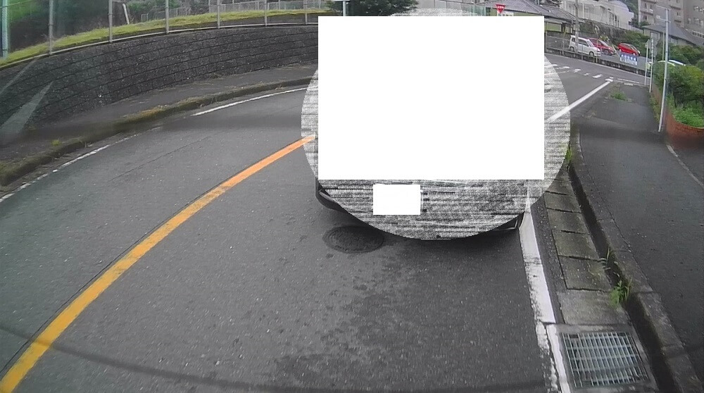 ベタ付けする後続車の写真