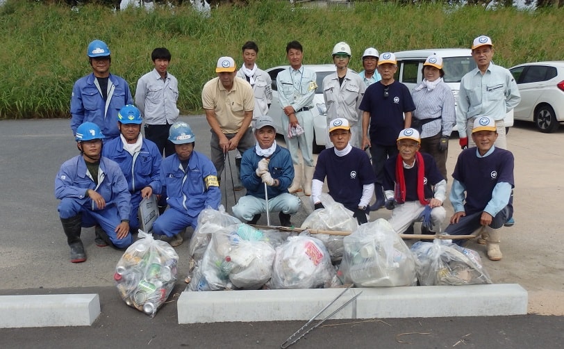 17人が写っています。その前に回収したゴミ袋が有ります。