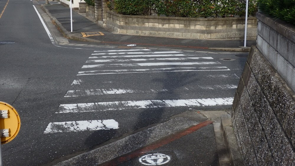 塗り替え後の「両脇のとまれ表示」の写真