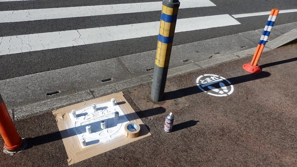 塗り替え後の「とまれ表示」と、養生をして吹き付け後の写真