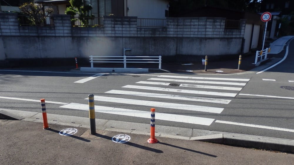 塗り替え後の4カ所の「とまれ表示」の写真