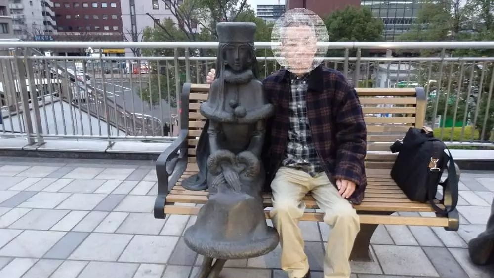メーテル像とツーショットの写真