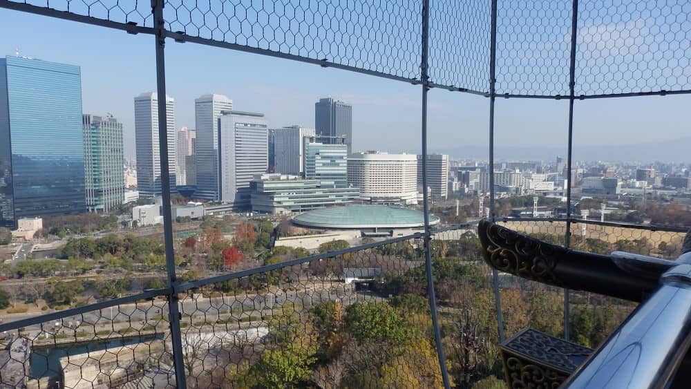 大阪城、最上階から見た大阪城ホールの写真