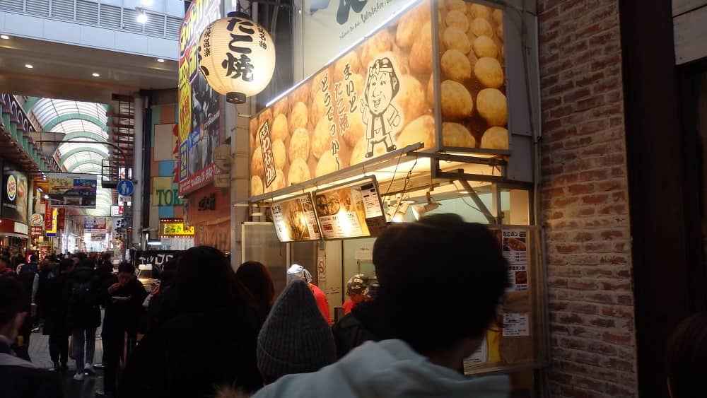 たこ焼き「わなか」店前に並んでいる写真