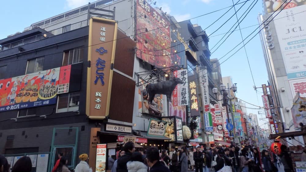 牛一頭が四つ足で立っているオブジェが前方に見える写真