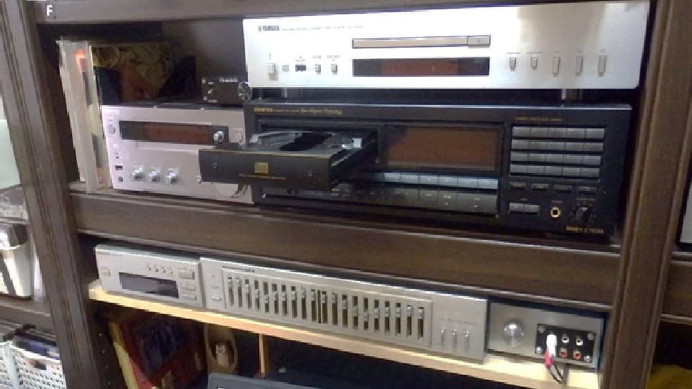 CDプレイヤーのトレイが開いたままの写真