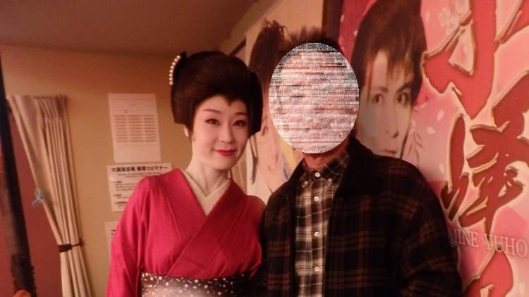 演芸場の中で女性役者の方と二人で並んで写っている写真