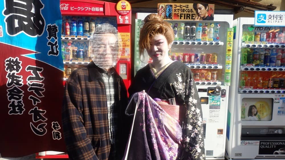 演芸場の外で女型役者の方と二人で並んで写っている写真
