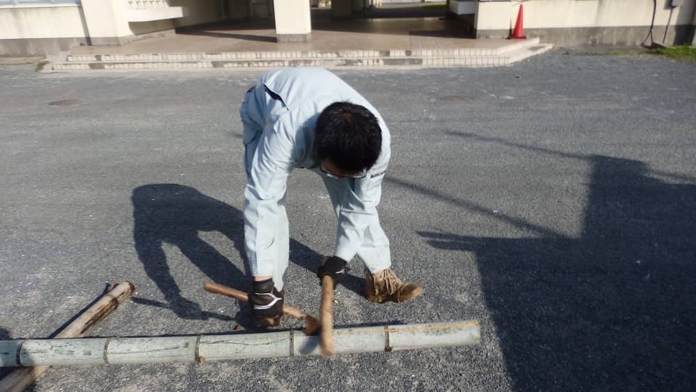 竹に切り目を入れている写真