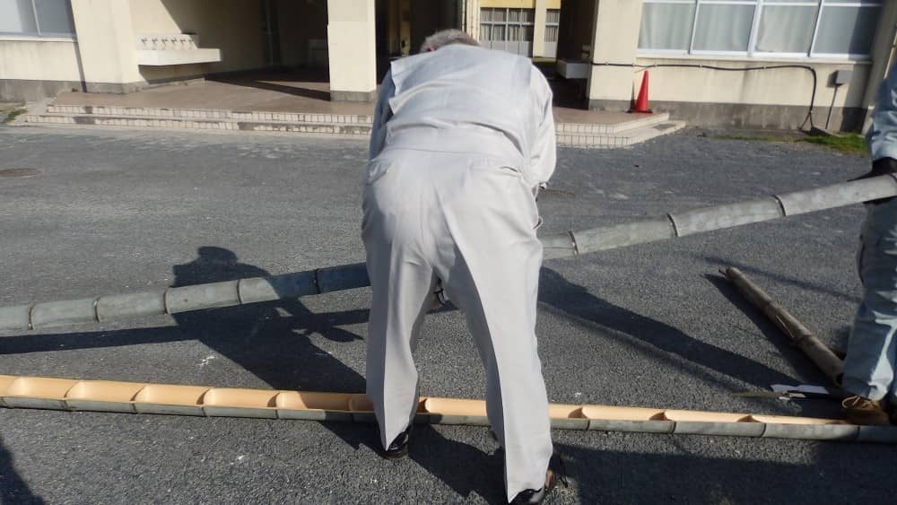 竹を縦に裂いている写真