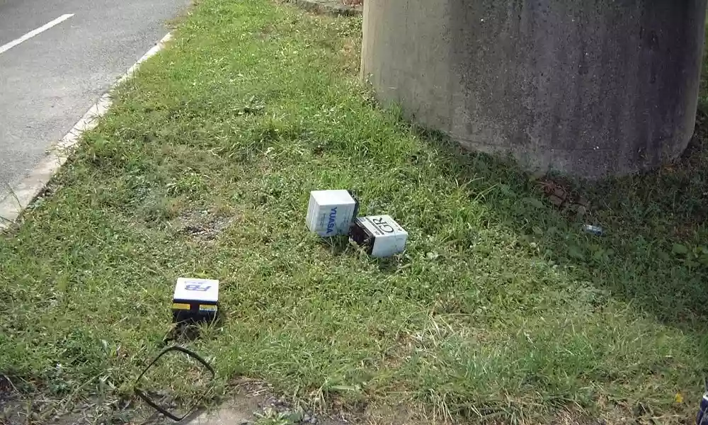捨てられている?バッテリーの写真